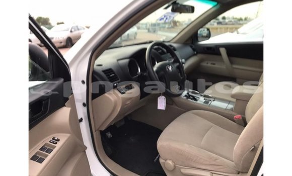 Buy Import Toyota Highlander White Car in Import - Dubai in Enga Buy Import Toyota Highlander White Car in Import - Dubai in Enga