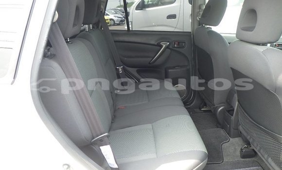Buy Used Toyota RAV4 White Car in Port Moresby in National Capital District Buy Used Toyota RAV4 White Car in Port Moresby in National Capital District