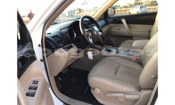 Buy Import Toyota Highlander White Car in Import - Dubai in Enga Buy Import Toyota Highlander White Car in Import - Dubai in Enga