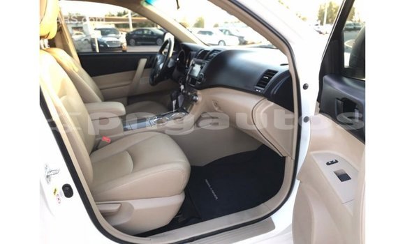 Buy Import Toyota Highlander White Car in Import - Dubai in Enga Buy Import Toyota Highlander White Car in Import - Dubai in Enga