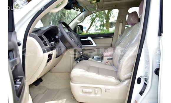 Buy Import Toyota Land Cruiser White Car in Import - Dubai in Enga Buy Import Toyota Land Cruiser White Car in Import - Dubai in Enga