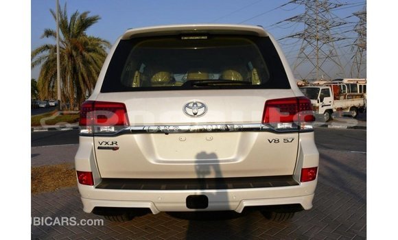 Buy Import Toyota Land Cruiser White Car in Import - Dubai in Enga Buy Import Toyota Land Cruiser White Car in Import - Dubai in Enga