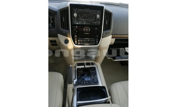 Buy Import Toyota Land Cruiser White Car in Import - Dubai in Enga Buy Import Toyota Land Cruiser White Car in Import - Dubai in Enga