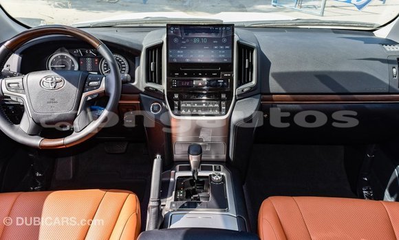 Buy Import Toyota Land Cruiser White Car in Import - Dubai in Enga Buy Import Toyota Land Cruiser White Car in Import - Dubai in Enga