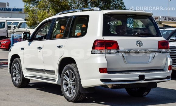 Buy Import Toyota Land Cruiser White Car in Import - Dubai in Enga Buy Import Toyota Land Cruiser White Car in Import - Dubai in Enga
