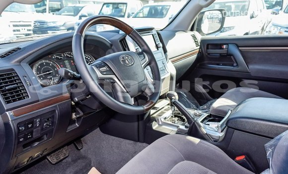 Acheter Import Voiture Toyota Land Cruiser Blanc à Import - Dubai, Enga Acheter Import Voiture Toyota Land Cruiser Blanc à Import - Dubai, Enga