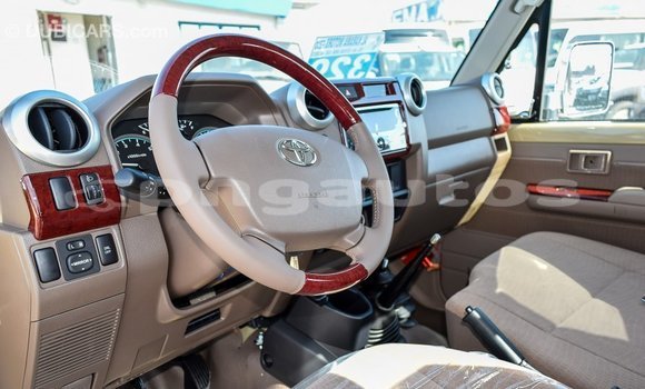 Acheter Import Voiture Toyota Land Cruiser Beige à Import - Dubai, Enga Acheter Import Voiture Toyota Land Cruiser Beige à Import - Dubai, Enga