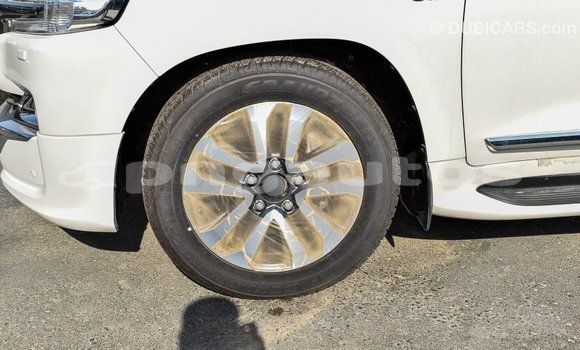 Acheter Import Voiture Toyota Land Cruiser Blanc à Import - Dubai, Enga Acheter Import Voiture Toyota Land Cruiser Blanc à Import - Dubai, Enga