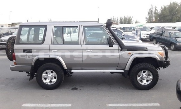 Buy Used Toyota Land Cruiser Beige Car in Port Moresby in National Capital District Buy Used Toyota Land Cruiser Beige Car in Port Moresby in National Capital District