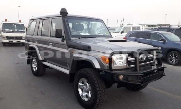 Buy Used Toyota Land Cruiser Beige Car in Port Moresby in National Capital District Buy Used Toyota Land Cruiser Beige Car in Port Moresby in National Capital District