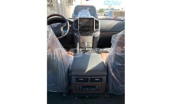 Buy Import Toyota Land Cruiser White Car in Import - Dubai in Enga Buy Import Toyota Land Cruiser White Car in Import - Dubai in Enga