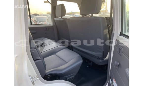 Buy Import Toyota Land Cruiser White Car in Import - Dubai in Enga Buy Import Toyota Land Cruiser White Car in Import - Dubai in Enga