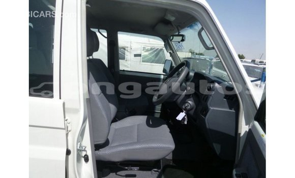 Buy Import Toyota Land Cruiser White Car in Import - Dubai in Enga Buy Import Toyota Land Cruiser White Car in Import - Dubai in Enga