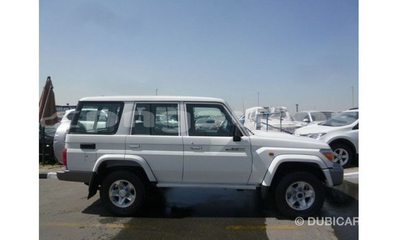 Buy Import Toyota Land Cruiser White Car in Import - Dubai in Enga Buy Import Toyota Land Cruiser White Car in Import - Dubai in Enga