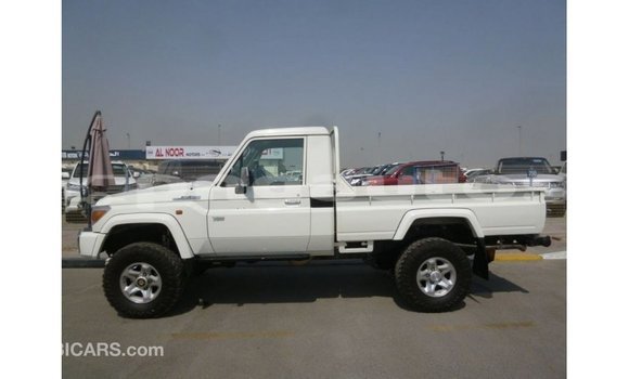 Buy Import Toyota Land Cruiser White Car in Import - Dubai in Enga Buy Import Toyota Land Cruiser White Car in Import - Dubai in Enga