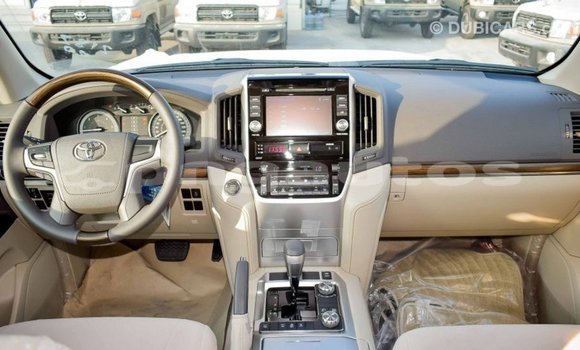 Buy Import Toyota Land Cruiser White Car in Import - Dubai in Enga Buy Import Toyota Land Cruiser White Car in Import - Dubai in Enga