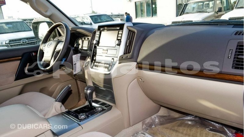 Big with watermark toyota land cruiser enga import dubai 4627