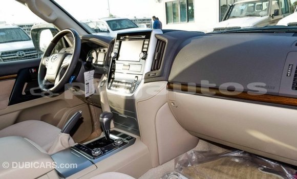 Buy Import Toyota Land Cruiser White Car in Import - Dubai in Enga Buy Import Toyota Land Cruiser White Car in Import - Dubai in Enga
