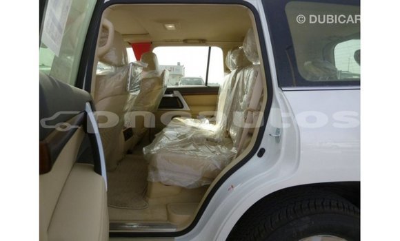 Buy Import Toyota Land Cruiser White Car in Import - Dubai in Enga Buy Import Toyota Land Cruiser White Car in Import - Dubai in Enga