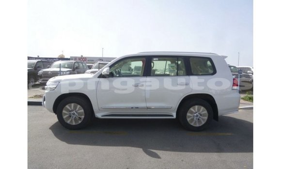 Buy Import Toyota Land Cruiser White Car in Import - Dubai in Enga Buy Import Toyota Land Cruiser White Car in Import - Dubai in Enga