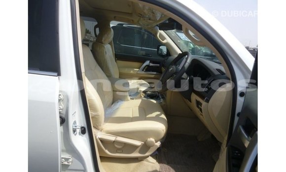 Buy Import Toyota Land Cruiser White Car in Import - Dubai in Enga Buy Import Toyota Land Cruiser White Car in Import - Dubai in Enga