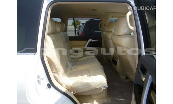 Buy Import Toyota Land Cruiser White Car in Import - Dubai in Enga Buy Import Toyota Land Cruiser White Car in Import - Dubai in Enga