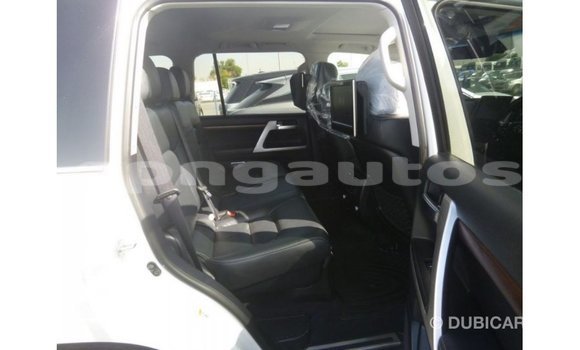 Buy Import Toyota Land Cruiser White Car in Import - Dubai in Enga Buy Import Toyota Land Cruiser White Car in Import - Dubai in Enga