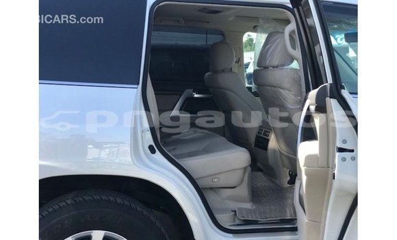 Buy Import Toyota Land Cruiser White Car in Import - Dubai in Enga Buy Import Toyota Land Cruiser White Car in Import - Dubai in Enga