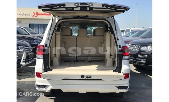 Buy Import Toyota Land Cruiser White Car in Import - Dubai in Enga Buy Import Toyota Land Cruiser White Car in Import - Dubai in Enga