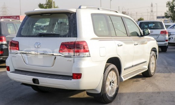 Buy Import Toyota Land Cruiser White Car in Import - Dubai in Enga Buy Import Toyota Land Cruiser White Car in Import - Dubai in Enga