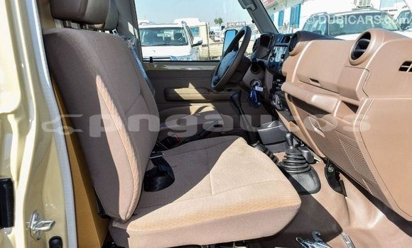 Acheter Import Voiture Toyota Land Cruiser Beige à Import - Dubai, Enga Acheter Import Voiture Toyota Land Cruiser Beige à Import - Dubai, Enga