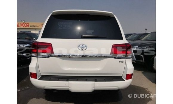 Buy Import Toyota Land Cruiser White Car in Import - Dubai in Enga Buy Import Toyota Land Cruiser White Car in Import - Dubai in Enga
