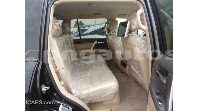 Big with watermark toyota land cruiser enga import dubai 4674