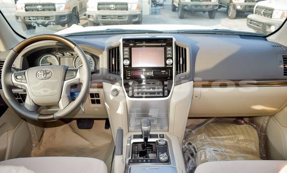 Acheter Import Voiture Toyota Land Cruiser Blanc à Import - Dubai, Enga Acheter Import Voiture Toyota Land Cruiser Blanc à Import - Dubai, Enga