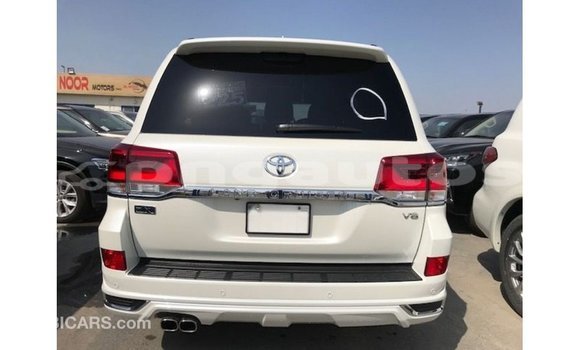 Buy Import Toyota Land Cruiser White Car in Import - Dubai in Enga Buy Import Toyota Land Cruiser White Car in Import - Dubai in Enga