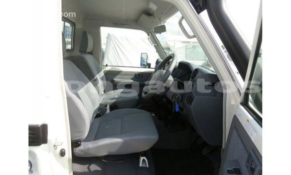 Buy Import Toyota Land Cruiser White Car in Import - Dubai in Enga Buy Import Toyota Land Cruiser White Car in Import - Dubai in Enga