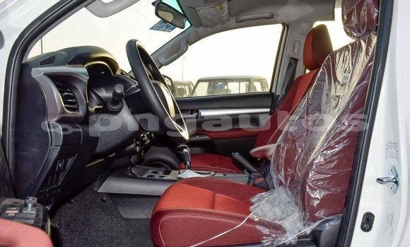 Acheter Import Voiture Toyota Hilux Blanc à Import - Dubai, Enga Acheter Import Voiture Toyota Hilux Blanc à Import - Dubai, Enga