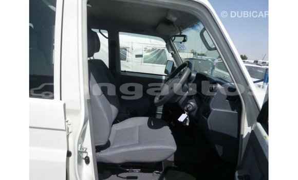 Buy Import Toyota Land Cruiser White Car in Import - Dubai in Enga Buy Import Toyota Land Cruiser White Car in Import - Dubai in Enga