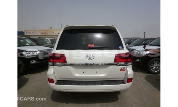 Buy Import Toyota Land Cruiser White Car in Import - Dubai in Enga Buy Import Toyota Land Cruiser White Car in Import - Dubai in Enga