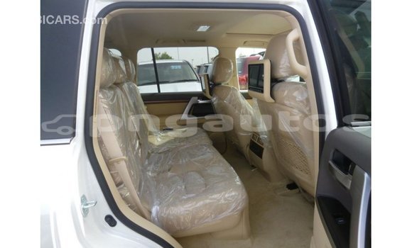 Buy Import Toyota Land Cruiser White Car in Import - Dubai in Enga Buy Import Toyota Land Cruiser White Car in Import - Dubai in Enga
