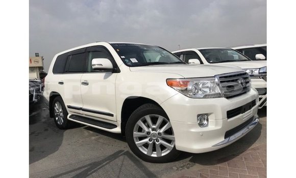 Buy Import Toyota Land Cruiser White Car in Import - Dubai in Enga Buy Import Toyota Land Cruiser White Car in Import - Dubai in Enga