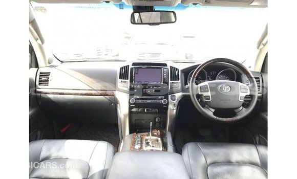 Buy Import Toyota Land Cruiser White Car in Import - Dubai in Enga Buy Import Toyota Land Cruiser White Car in Import - Dubai in Enga