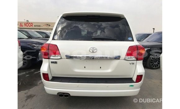 Buy Import Toyota Land Cruiser White Car in Import - Dubai in Enga Buy Import Toyota Land Cruiser White Car in Import - Dubai in Enga