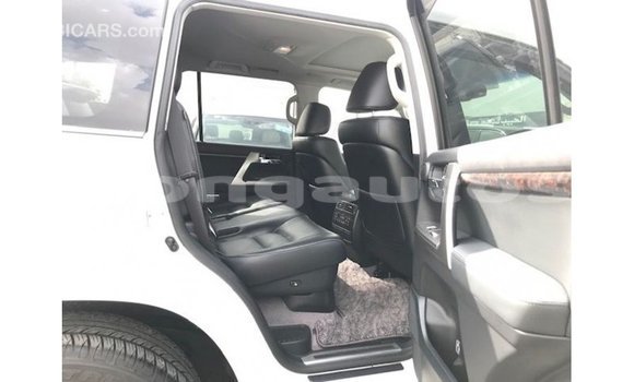 Buy Import Toyota Land Cruiser White Car in Import - Dubai in Enga Buy Import Toyota Land Cruiser White Car in Import - Dubai in Enga