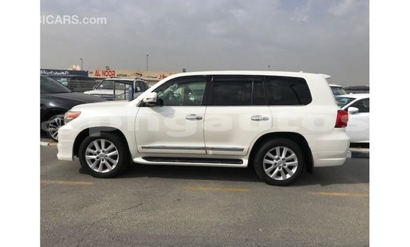 Buy Import Toyota Land Cruiser White Car in Import - Dubai in Enga Buy Import Toyota Land Cruiser White Car in Import - Dubai in Enga
