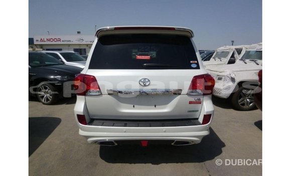 Buy Import Toyota Land Cruiser White Car in Import - Dubai in Enga Buy Import Toyota Land Cruiser White Car in Import - Dubai in Enga
