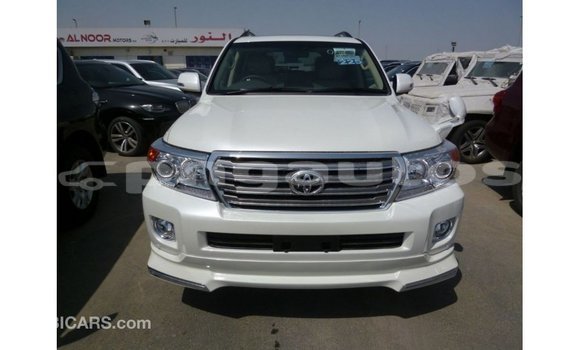 Buy Import Toyota Land Cruiser White Car in Import - Dubai in Enga Buy Import Toyota Land Cruiser White Car in Import - Dubai in Enga