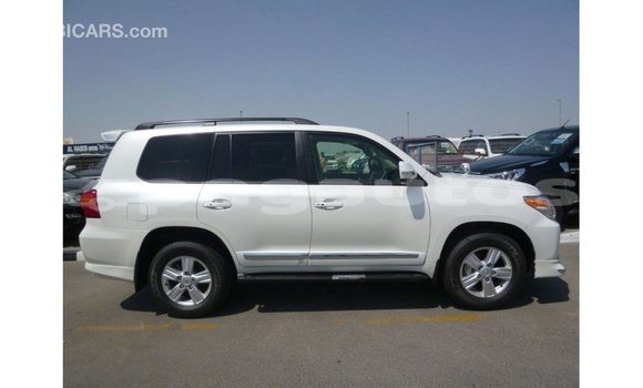 Buy Import Toyota Land Cruiser White Car in Import - Dubai in Enga Buy Import Toyota Land Cruiser White Car in Import - Dubai in Enga