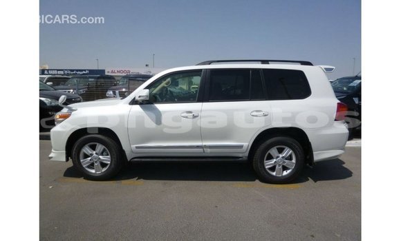 Buy Import Toyota Land Cruiser White Car in Import - Dubai in Enga Buy Import Toyota Land Cruiser White Car in Import - Dubai in Enga
