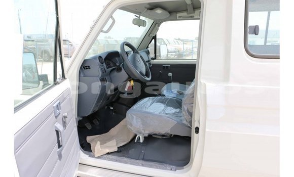 Buy Import Toyota Land Cruiser White Car in Import - Dubai in Enga Buy Import Toyota Land Cruiser White Car in Import - Dubai in Enga